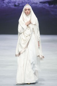 Irna Mutiara With Zelmira Miracle of The Sun. Indonesia Fashion Week 2015 at Jakarta Convention Center. Senayan. Jakarta. [Foto: Mohammad Abduh/Wolipop]