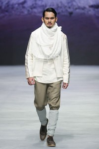 Irna Mutiara With Zelmira Miracle of The Sun. Indonesia Fashion Week 2015 at Jakarta Convention Center. Senayan. Jakarta. [Foto: Mohammad Abduh/Wolipop]