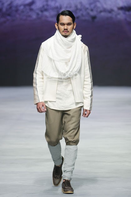 Irna Mutiara With Zelmira Miracle of The Sun. Indonesia Fashion Week 2015 at Jakarta Convention Center. Senayan. Jakarta. [Foto: Mohammad Abduh/Wolipop]