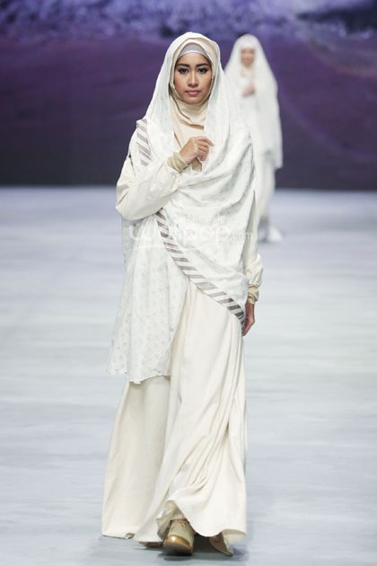 Irna Mutiara With Zelmira Miracle of The Sun. Indonesia Fashion Week 2015 at Jakarta Convention Center. Senayan. Jakarta. [Foto: Mohammad Abduh/Wolipop]