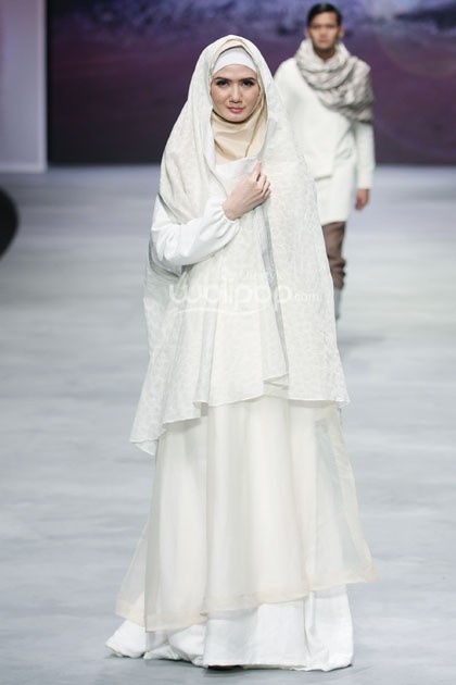 Irna Mutiara With Zelmira Miracle of The Sun. Indonesia Fashion Week 2015 at Jakarta Convention Center. Senayan. Jakarta. [Foto: Mohammad Abduh/Wolipop]
