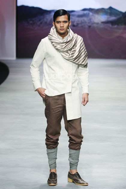 Irna Mutiara With Zelmira Miracle of The Sun. Indonesia Fashion Week 2015 at Jakarta Convention Center. Senayan. Jakarta. [Foto: Mohammad Abduh/Wolipop]