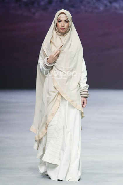 Irna Mutiara With Zelmira Miracle of The Sun. Indonesia Fashion Week 2015 at Jakarta Convention Center. Senayan. Jakarta. [Foto: Mohammad Abduh/Wolipop]