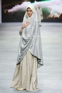 Irna Mutiara With Zelmira Miracle of The Sun. Indonesia Fashion Week 2015 at Jakarta Convention Center. Senayan. Jakarta. [Foto: Mohammad Abduh/Wolipop]