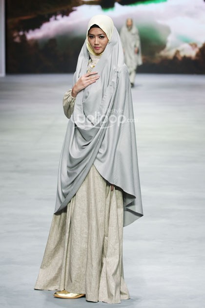 Irna Mutiara With Zelmira Miracle of The Sun. Indonesia Fashion Week 2015 at Jakarta Convention Center. Senayan. Jakarta. [Foto: Mohammad Abduh/Wolipop]