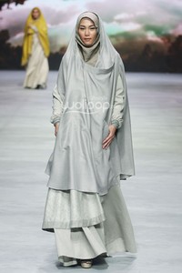 Irna Mutiara With Zelmira Miracle of The Sun. Indonesia Fashion Week 2015 at Jakarta Convention Center. Senayan. Jakarta. [Foto: Mohammad Abduh/Wolipop]