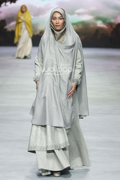 Irna Mutiara With Zelmira Miracle of The Sun. Indonesia Fashion Week 2015 at Jakarta Convention Center. Senayan. Jakarta. [Foto: Mohammad Abduh/Wolipop]