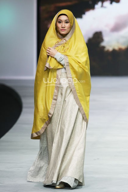 Irna Mutiara With Zelmira Miracle of The Sun. Indonesia Fashion Week 2015 at Jakarta Convention Center. Senayan. Jakarta. [Foto: Mohammad Abduh/Wolipop]