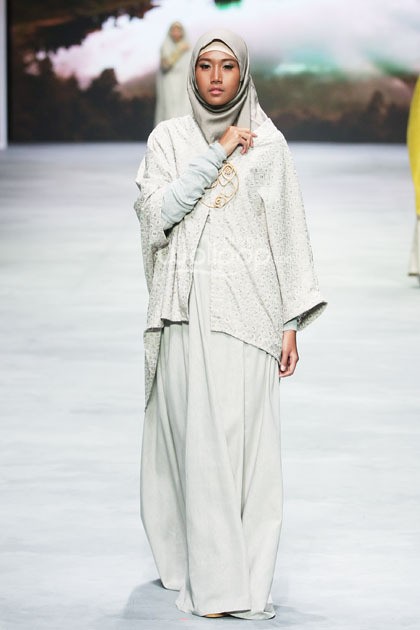 Irna Mutiara With Zelmira Miracle of The Sun. Indonesia Fashion Week 2015 at Jakarta Convention Center. Senayan. Jakarta. [Foto: Mohammad Abduh/Wolipop]