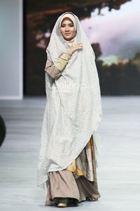 Irna Mutiara With Zelmira Miracle of The Sun. Indonesia Fashion Week 2015 at Jakarta Convention Center. Senayan. Jakarta. [Foto: Mohammad Abduh/Wolipop]