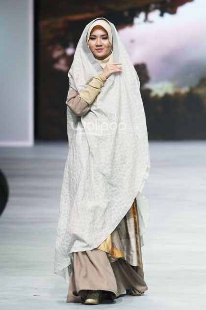 Irna Mutiara With Zelmira Miracle of The Sun. Indonesia Fashion Week 2015 at Jakarta Convention Center. Senayan. Jakarta. [Foto: Mohammad Abduh/Wolipop]
