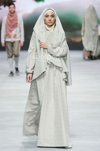 Irna Mutiara With Zelmira Miracle of The Sun. Indonesia Fashion Week 2015 at Jakarta Convention Center. Senayan. Jakarta. [Foto: Mohammad Abduh/Wolipop]