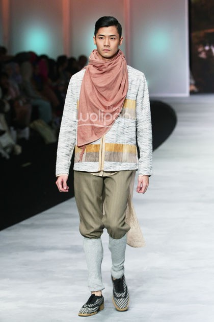 Irna Mutiara With Zelmira Miracle of The Sun. Indonesia Fashion Week 2015 at Jakarta Convention Center. Senayan. Jakarta. [Foto: Mohammad Abduh/Wolipop]