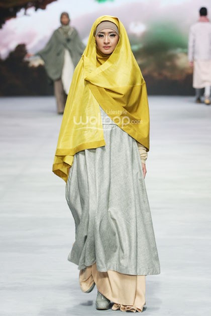 Irna Mutiara With Zelmira Miracle of The Sun. Indonesia Fashion Week 2015 at Jakarta Convention Center. Senayan. Jakarta. [Foto: Mohammad Abduh/Wolipop]