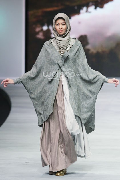 Irna Mutiara With Zelmira Miracle of The Sun. Indonesia Fashion Week 2015 at Jakarta Convention Center. Senayan. Jakarta. [Foto: Mohammad Abduh/Wolipop]