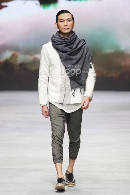 Irna Mutiara With Zelmira Miracle of The Sun. Indonesia Fashion Week 2015 at Jakarta Convention Center. Senayan. Jakarta. [Foto: Mohammad Abduh/Wolipop]