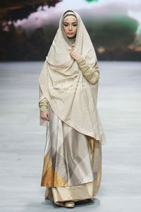 Irna Mutiara With Zelmira Miracle of The Sun. Indonesia Fashion Week 2015 at Jakarta Convention Center. Senayan. Jakarta. [Foto: Mohammad Abduh/Wolipop]