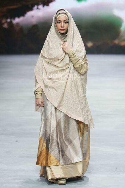 Irna Mutiara With Zelmira Miracle of The Sun. Indonesia Fashion Week 2015 at Jakarta Convention Center. Senayan. Jakarta. [Foto: Mohammad Abduh/Wolipop]