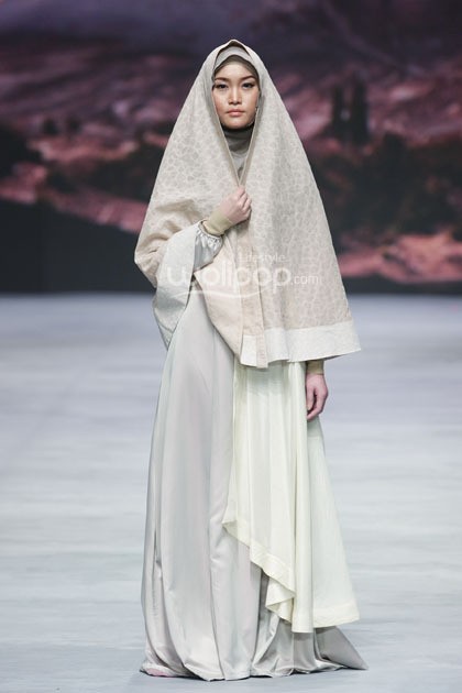 Irna Mutiara With Zelmira Miracle of The Sun. Indonesia Fashion Week 2015 at Jakarta Convention Center. Senayan. Jakarta. [Foto: Mohammad Abduh/Wolipop]