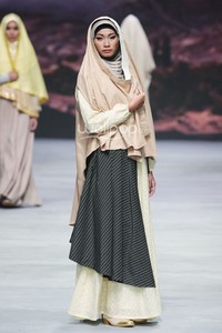 Irna Mutiara With Zelmira Miracle of The Sun. Indonesia Fashion Week 2015 at Jakarta Convention Center. Senayan. Jakarta. [Foto: Mohammad Abduh/Wolipop]