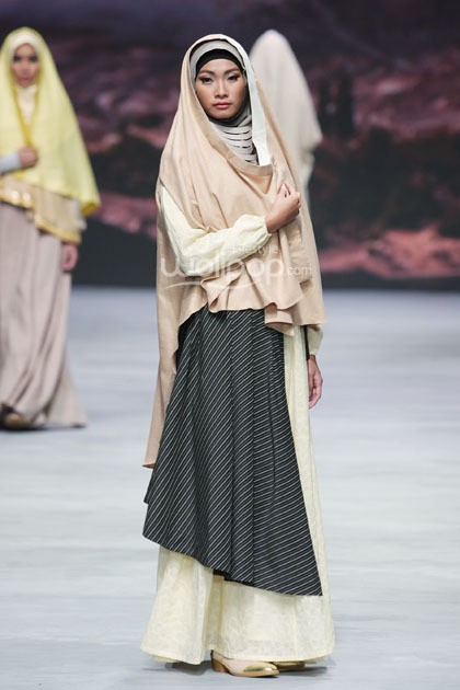 Irna Mutiara With Zelmira Miracle of The Sun. Indonesia Fashion Week 2015 at Jakarta Convention Center. Senayan. Jakarta. [Foto: Mohammad Abduh/Wolipop]