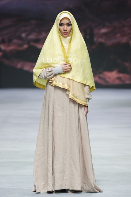 Irna Mutiara With Zelmira Miracle of The Sun. Indonesia Fashion Week 2015 at Jakarta Convention Center. Senayan. Jakarta. [Foto: Mohammad Abduh/Wolipop]