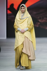 Irna Mutiara With Zelmira Miracle of The Sun. Indonesia Fashion Week 2015 at Jakarta Convention Center. Senayan. Jakarta. [Foto: Mohammad Abduh/Wolipop]