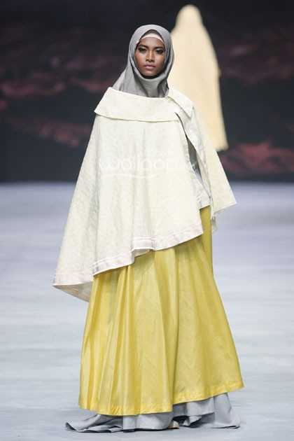 Irna Mutiara With Zelmira Miracle of The Sun. Indonesia Fashion Week 2015 at Jakarta Convention Center. Senayan. Jakarta. [Foto: Mohammad Abduh/Wolipop]