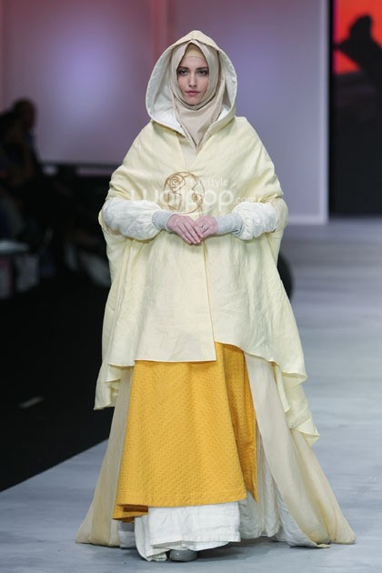 Irna Mutiara With Zelmira Miracle of The Sun. Indonesia Fashion Week 2015 at Jakarta Convention Center. Senayan. Jakarta. [Foto: Mohammad Abduh/Wolipop]