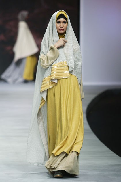 Irna Mutiara With Zelmira Miracle of The Sun. Indonesia Fashion Week 2015 at Jakarta Convention Center. Senayan. Jakarta. [Foto: Mohammad Abduh/Wolipop]