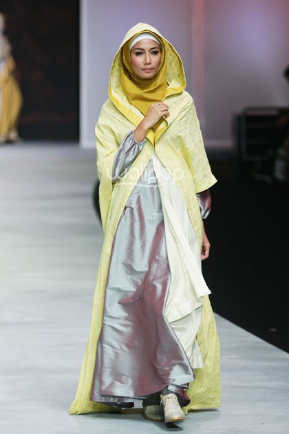 Irna Mutiara With Zelmira Miracle of The Sun. Indonesia Fashion Week 2015 at Jakarta Convention Center. Senayan. Jakarta. [Foto: Mohammad Abduh/Wolipop]