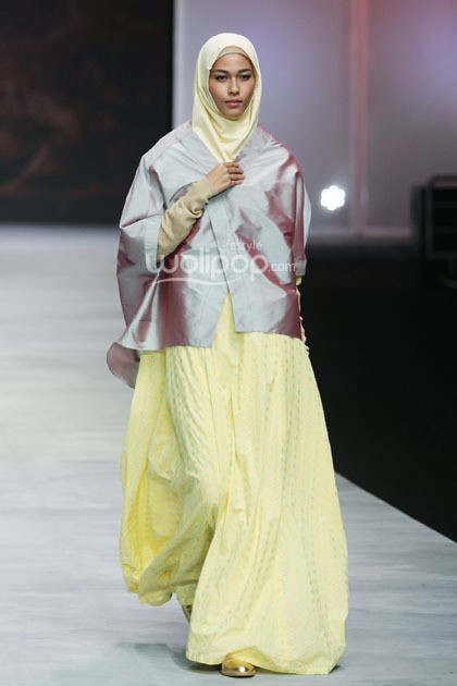 Irna Mutiara With Zelmira Miracle of The Sun. Indonesia Fashion Week 2015 at Jakarta Convention Center. Senayan. Jakarta. [Foto: Mohammad Abduh/Wolipop]