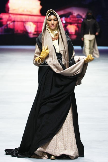 Irna Mutiara With Zelmira Miracle of The Sun. Indonesia Fashion Week 2015 at Jakarta Convention Center. Senayan. Jakarta. [Foto: Mohammad Abduh/Wolipop]