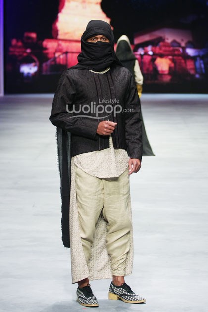 Irna Mutiara With Zelmira Miracle of The Sun. Indonesia Fashion Week 2015 at Jakarta Convention Center. Senayan. Jakarta. [Foto: Mohammad Abduh/Wolipop]