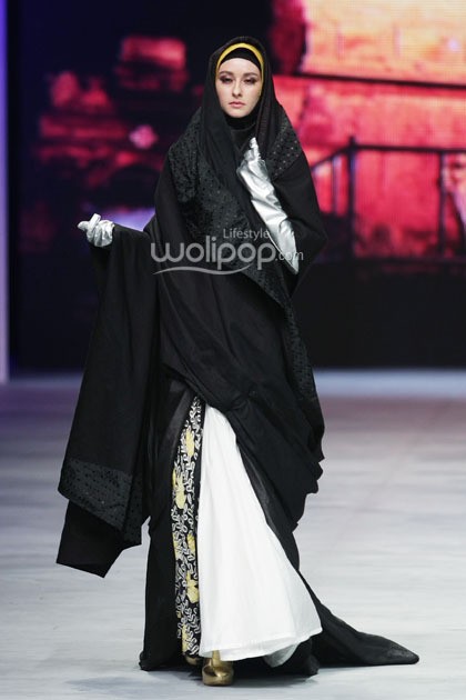 Irna Mutiara With Zelmira Miracle of The Sun. Indonesia Fashion Week 2015 at Jakarta Convention Center. Senayan. Jakarta. [Foto: Mohammad Abduh/Wolipop]