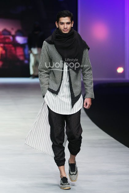 Irna Mutiara With Zelmira Miracle of The Sun. Indonesia Fashion Week 2015 at Jakarta Convention Center. Senayan. Jakarta. [Foto: Mohammad Abduh/Wolipop]