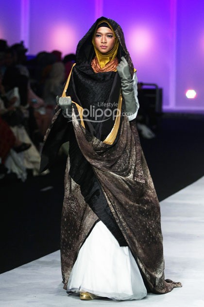 Irna Mutiara With Zelmira Miracle of The Sun. Indonesia Fashion Week 2015 at Jakarta Convention Center. Senayan. Jakarta. [Foto: Mohammad Abduh/Wolipop]