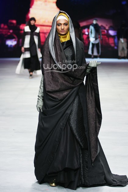 Irna Mutiara With Zelmira Miracle of The Sun. Indonesia Fashion Week 2015 at Jakarta Convention Center. Senayan. Jakarta. [Foto: Mohammad Abduh/Wolipop]