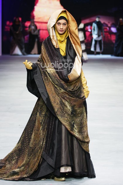 Irna Mutiara With Zelmira Miracle of The Sun. Indonesia Fashion Week 2015 at Jakarta Convention Center. Senayan. Jakarta. [Foto: Mohammad Abduh/Wolipop]