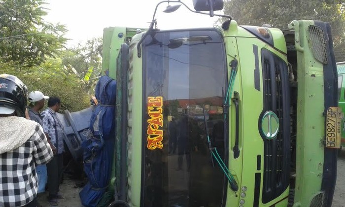 Truk ini Terguling dan Ditinggal Pergi Sopirnya di Jl Parung Panjang
