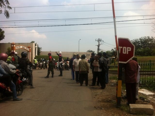 Perlintasan KA Rawa Buaya Akhirnya Dipasang Palang Manual