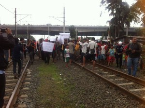 Warga Sekitar Perlintasan KA di Rawabuaya Demo Minta Palang Pintu