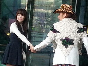 Ehem... Heechul SuJu Pegang Erat Tangan Yerin G-Friend