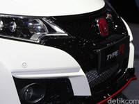 Karakter sporty mulai mencuat dari tampilan grill, bumper depan, kap mesin, fender, serta pelek.