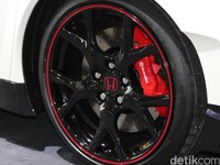 Kesan gagah juga mencuat dari bagian roda berkat penggunaan pelek alloy berukuran 19 inci yang bersepatu ban berukuran 235/35. Rem besutan Brembo empat piston caliper 350 mm ikut mendongkrak kesan tersebut.