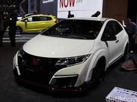 Generasi anyar Honda Civic Type ini dibanderol mulai 29.995 poundsterling atau sekitar Rp 597 juta. Sedangkan tipe tertinggi dihargai 32.295 poundsterling atau sekitar Rp 643 juta.
