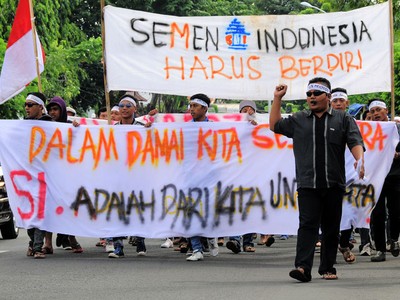 Aksi Tebar Puisi Damai