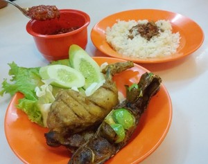 Nasi Uduk Pak Jhon: Puasnya Menyantap Ayam dan Pete Goreng Plus Sambal Terasi yang Segar