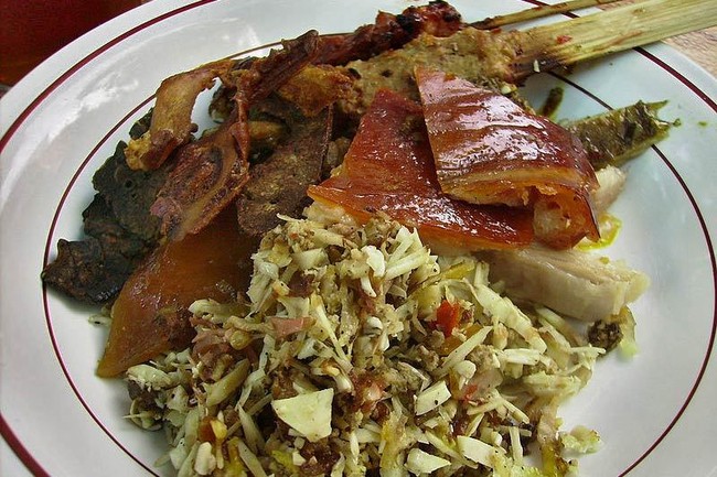 Daging Kuwir dan Ayam, Paling Enak Diracik Menjadi Lawar