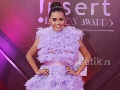 Raih Artis Muda Ter-fashionable, Begini Penampilan Aurel di IFA 2015
